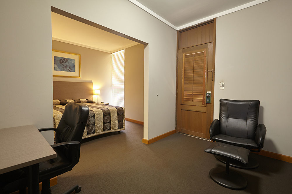 Seasons Hotel Newman Extérieur photo
